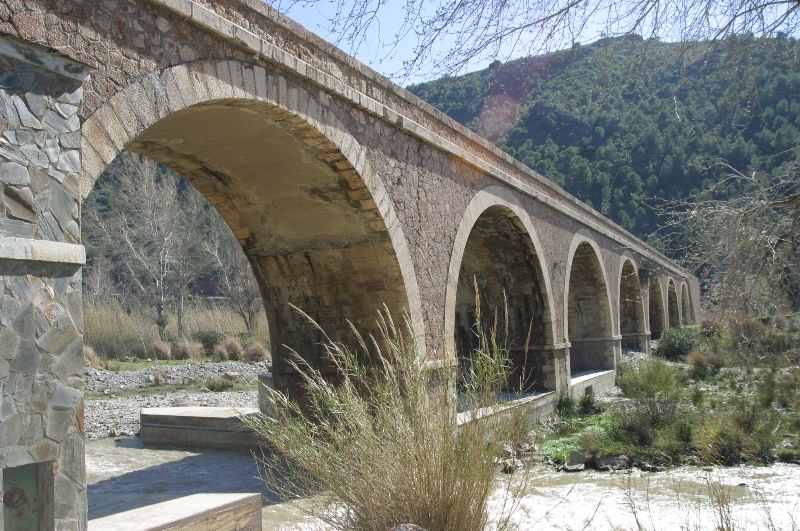 Puente de los 7 ojos que cruza el rio guadalfeo uniendo la ladera de Sierra Nevada con Sierra de Lujar